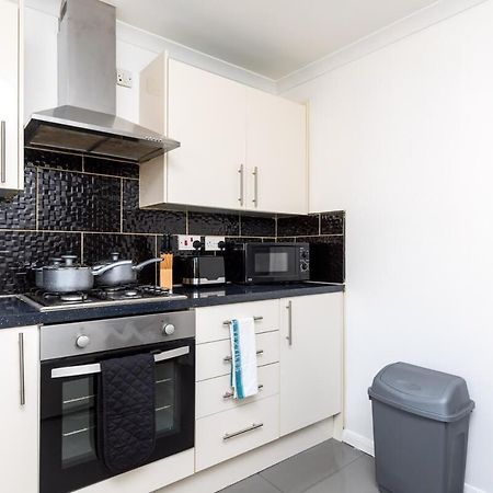 فيلا 19A The Broadwalk - Cozy 1Br In The Heart Of Crawley Near Gatwick Airport Great For Contractors And Flight Crew Students المظهر الخارجي الصورة