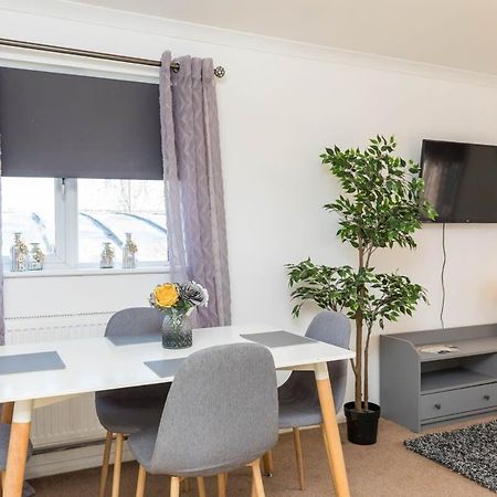 فيلا 19A The Broadwalk - Cozy 1Br In The Heart Of Crawley Near Gatwick Airport Great For Contractors And Flight Crew Students المظهر الخارجي الصورة