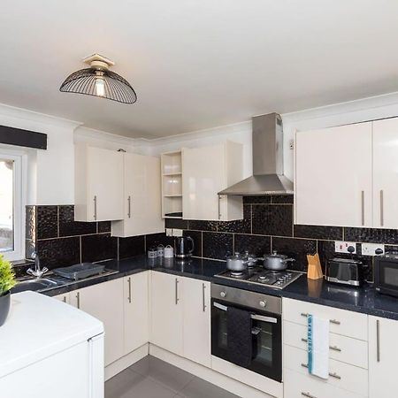 فيلا 19A The Broadwalk - Cozy 1Br In The Heart Of Crawley Near Gatwick Airport Great For Contractors And Flight Crew Students المظهر الخارجي الصورة