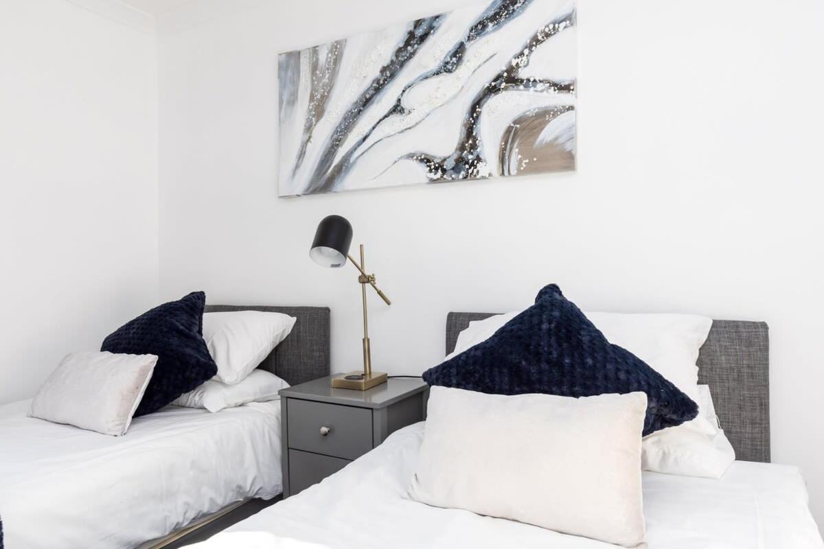 فيلا 19A The Broadwalk - Cozy 1Br In The Heart Of Crawley Near Gatwick Airport Great For Contractors And Flight Crew Students المظهر الخارجي الصورة