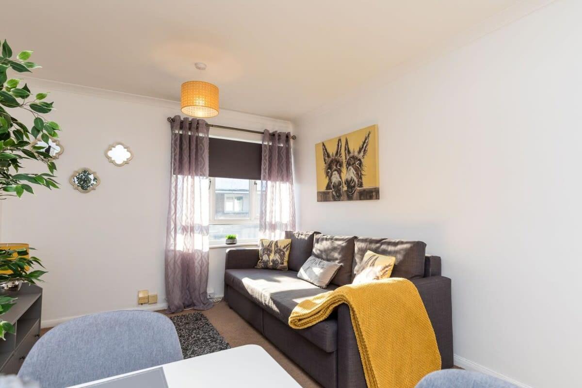 فيلا 19A The Broadwalk - Cozy 1Br In The Heart Of Crawley Near Gatwick Airport Great For Contractors And Flight Crew Students المظهر الخارجي الصورة