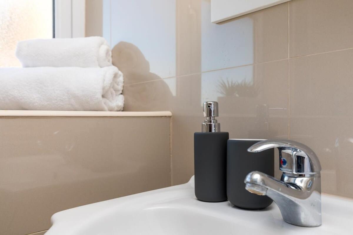 فيلا 19A The Broadwalk - Cozy 1Br In The Heart Of Crawley Near Gatwick Airport Great For Contractors And Flight Crew Students المظهر الخارجي الصورة