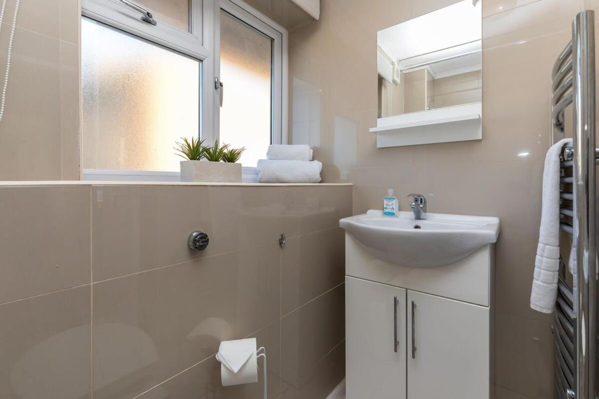 فيلا 19A The Broadwalk - Cozy 1Br In The Heart Of Crawley Near Gatwick Airport Great For Contractors And Flight Crew Students المظهر الخارجي الصورة