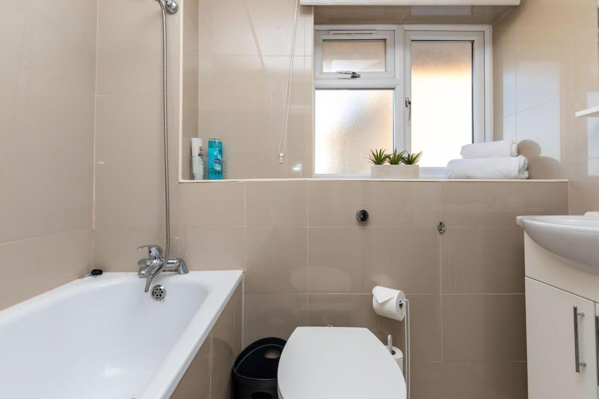 فيلا 19A The Broadwalk - Cozy 1Br In The Heart Of Crawley Near Gatwick Airport Great For Contractors And Flight Crew Students المظهر الخارجي الصورة