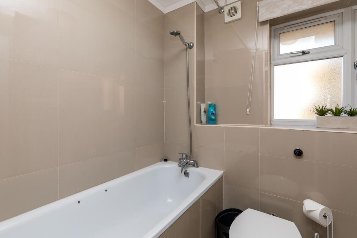 فيلا 19A The Broadwalk - Cozy 1Br In The Heart Of Crawley Near Gatwick Airport Great For Contractors And Flight Crew Students المظهر الخارجي الصورة