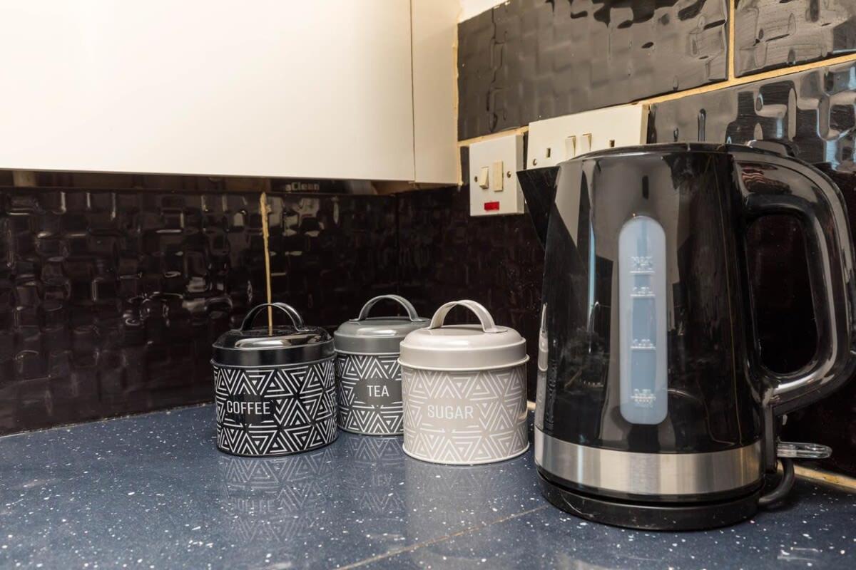 فيلا 19A The Broadwalk - Cozy 1Br In The Heart Of Crawley Near Gatwick Airport Great For Contractors And Flight Crew Students المظهر الخارجي الصورة
