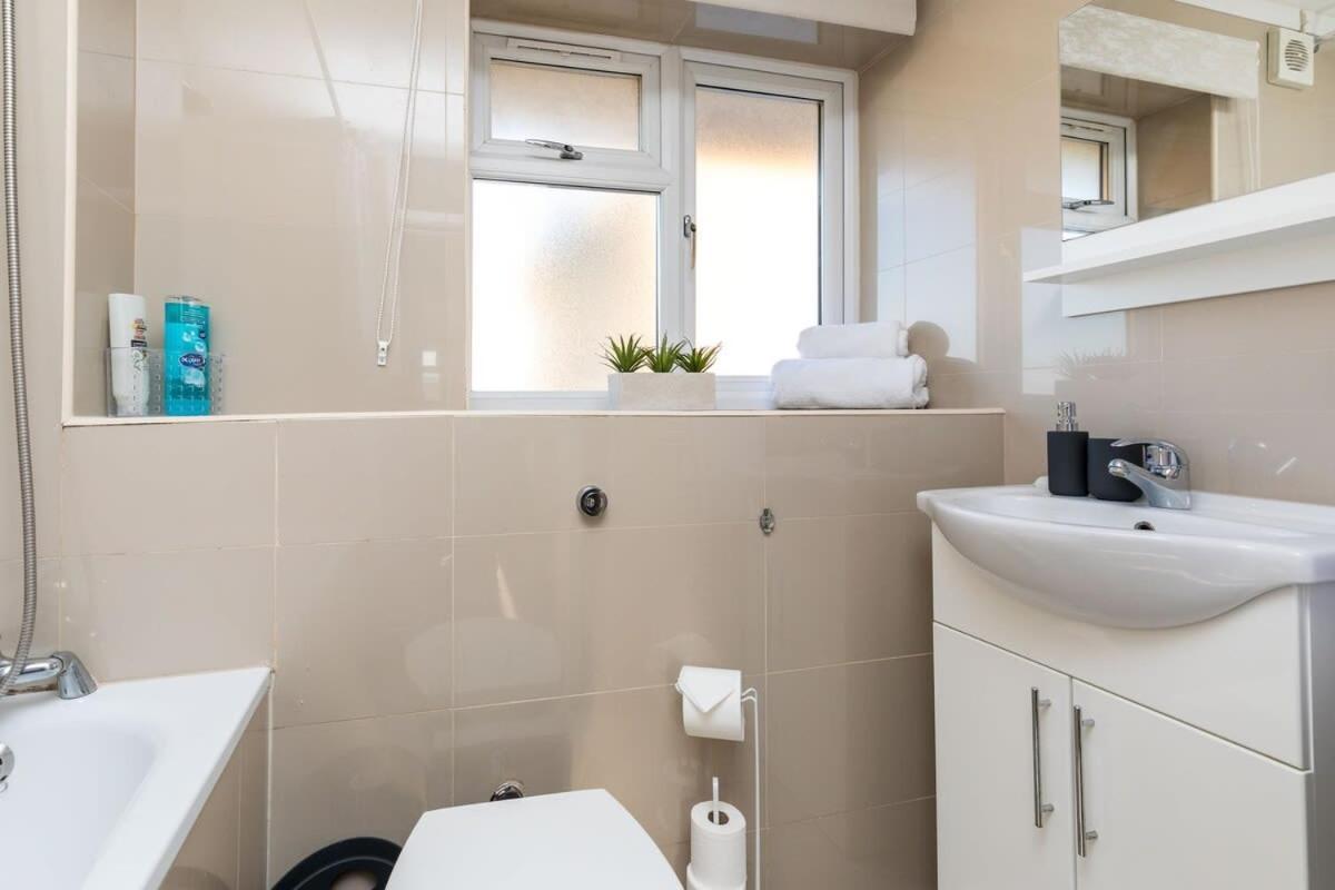 فيلا 19A The Broadwalk - Cozy 1Br In The Heart Of Crawley Near Gatwick Airport Great For Contractors And Flight Crew Students المظهر الخارجي الصورة