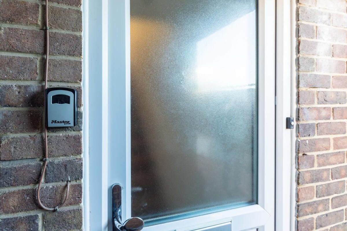 فيلا 19A The Broadwalk - Cozy 1Br In The Heart Of Crawley Near Gatwick Airport Great For Contractors And Flight Crew Students المظهر الخارجي الصورة