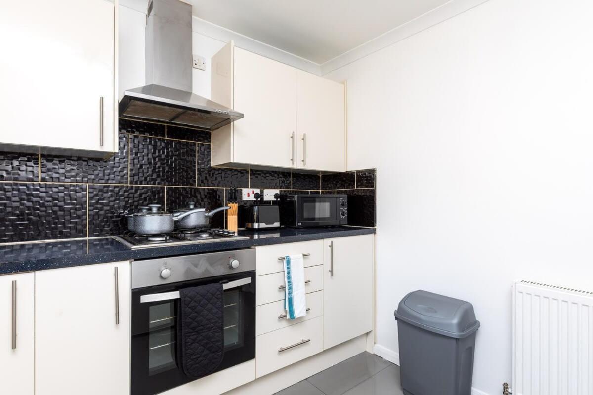 فيلا 19A The Broadwalk - Cozy 1Br In The Heart Of Crawley Near Gatwick Airport Great For Contractors And Flight Crew Students المظهر الخارجي الصورة