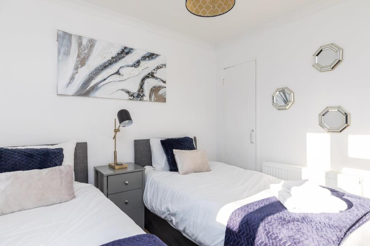 فيلا 19A The Broadwalk - Cozy 1Br In The Heart Of Crawley Near Gatwick Airport Great For Contractors And Flight Crew Students المظهر الخارجي الصورة