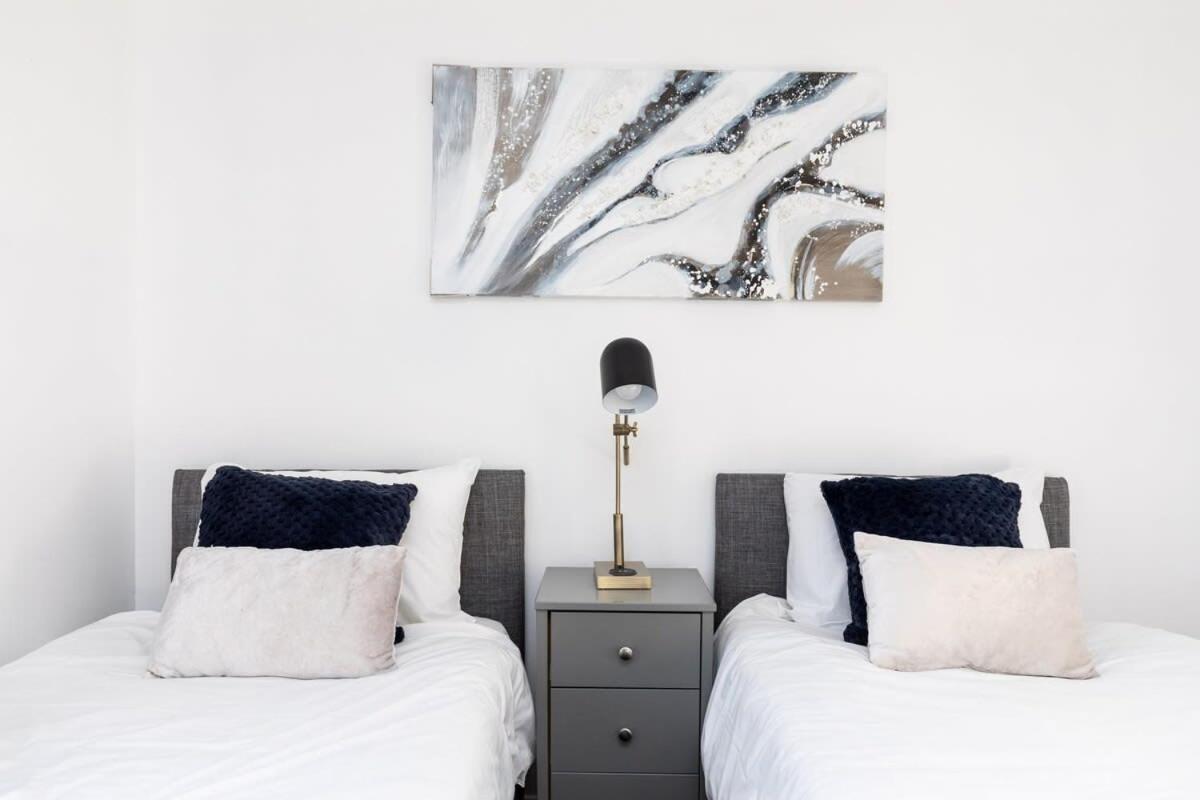 فيلا 19A The Broadwalk - Cozy 1Br In The Heart Of Crawley Near Gatwick Airport Great For Contractors And Flight Crew Students المظهر الخارجي الصورة