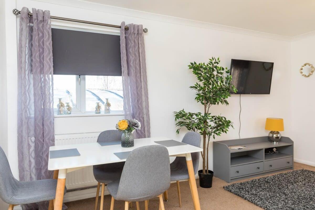 فيلا 19A The Broadwalk - Cozy 1Br In The Heart Of Crawley Near Gatwick Airport Great For Contractors And Flight Crew Students المظهر الخارجي الصورة