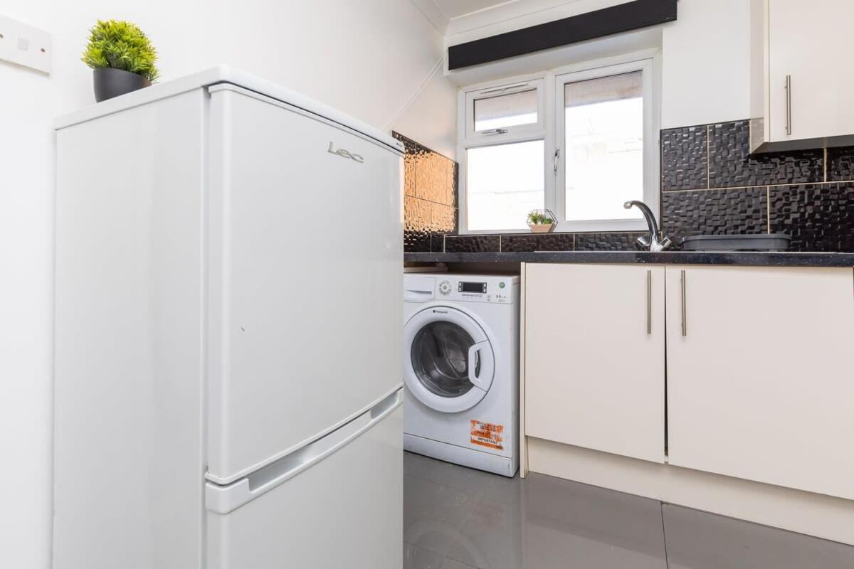 فيلا 19A The Broadwalk - Cozy 1Br In The Heart Of Crawley Near Gatwick Airport Great For Contractors And Flight Crew Students المظهر الخارجي الصورة
