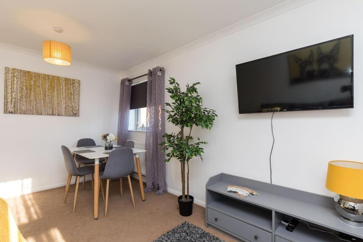 فيلا 19A The Broadwalk - Cozy 1Br In The Heart Of Crawley Near Gatwick Airport Great For Contractors And Flight Crew Students المظهر الخارجي الصورة