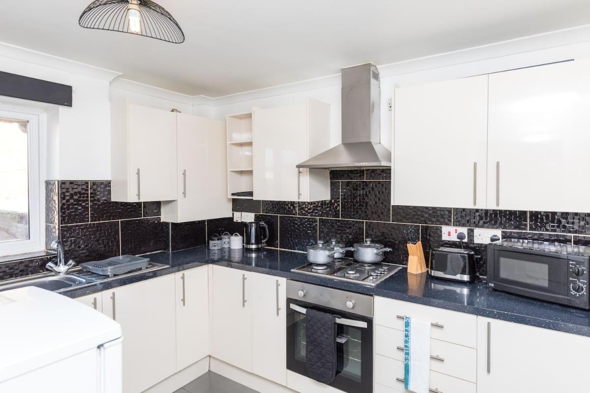 فيلا 19A The Broadwalk - Cozy 1Br In The Heart Of Crawley Near Gatwick Airport Great For Contractors And Flight Crew Students المظهر الخارجي الصورة