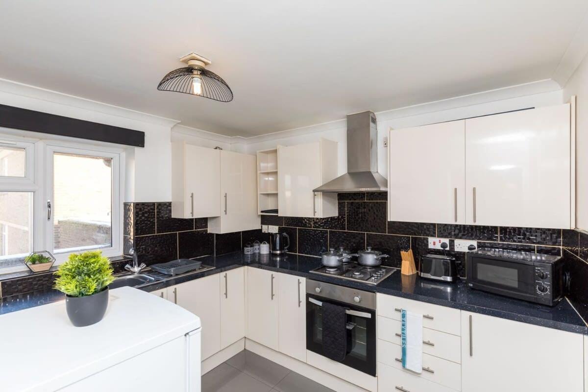 فيلا 19A The Broadwalk - Cozy 1Br In The Heart Of Crawley Near Gatwick Airport Great For Contractors And Flight Crew Students المظهر الخارجي الصورة