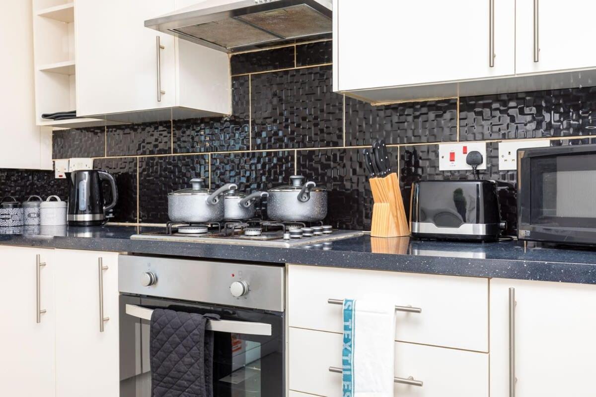 فيلا 19A The Broadwalk - Cozy 1Br In The Heart Of Crawley Near Gatwick Airport Great For Contractors And Flight Crew Students المظهر الخارجي الصورة